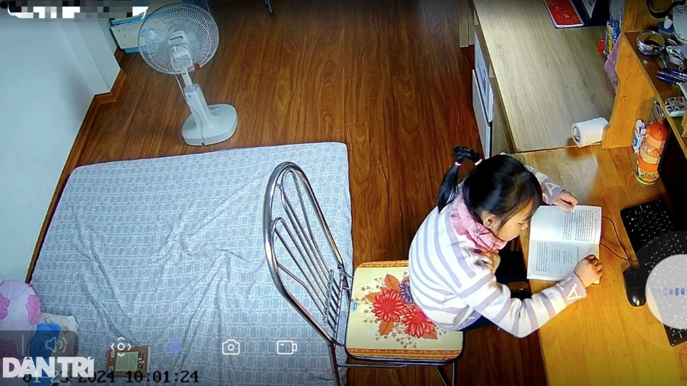Con chị Mai tự học, tự chơi ở nhà dưới sự giám sát của mẹ từ xa qua camera (Ảnh: Hồng Anh). Con chị Mai tự học, tự chơi ở nhà dưới sự giám sát của mẹ từ xa qua camera (Ảnh: Hồng Anh).