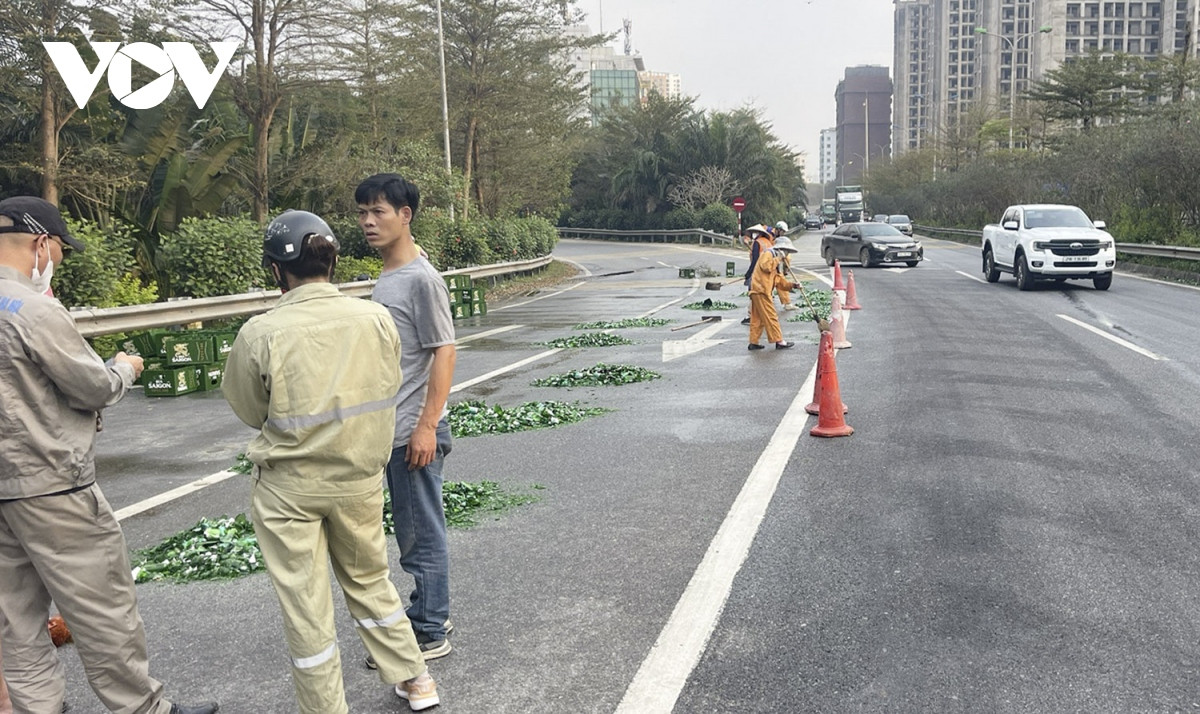 Khu vực xảy ra sự cố được dọn dẹp sau khi được nhiều người hỗ trợ. Khu vực xảy ra sự cố được dọn dẹp sau khi được nhiều người hỗ trợ.