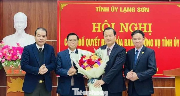 Tập thể lãnh đạo ban Nội chính Tỉnh ủy Lạng Sơn chúc mừng ông Phùng Quang Hội. Ảnh: Duy Chiến