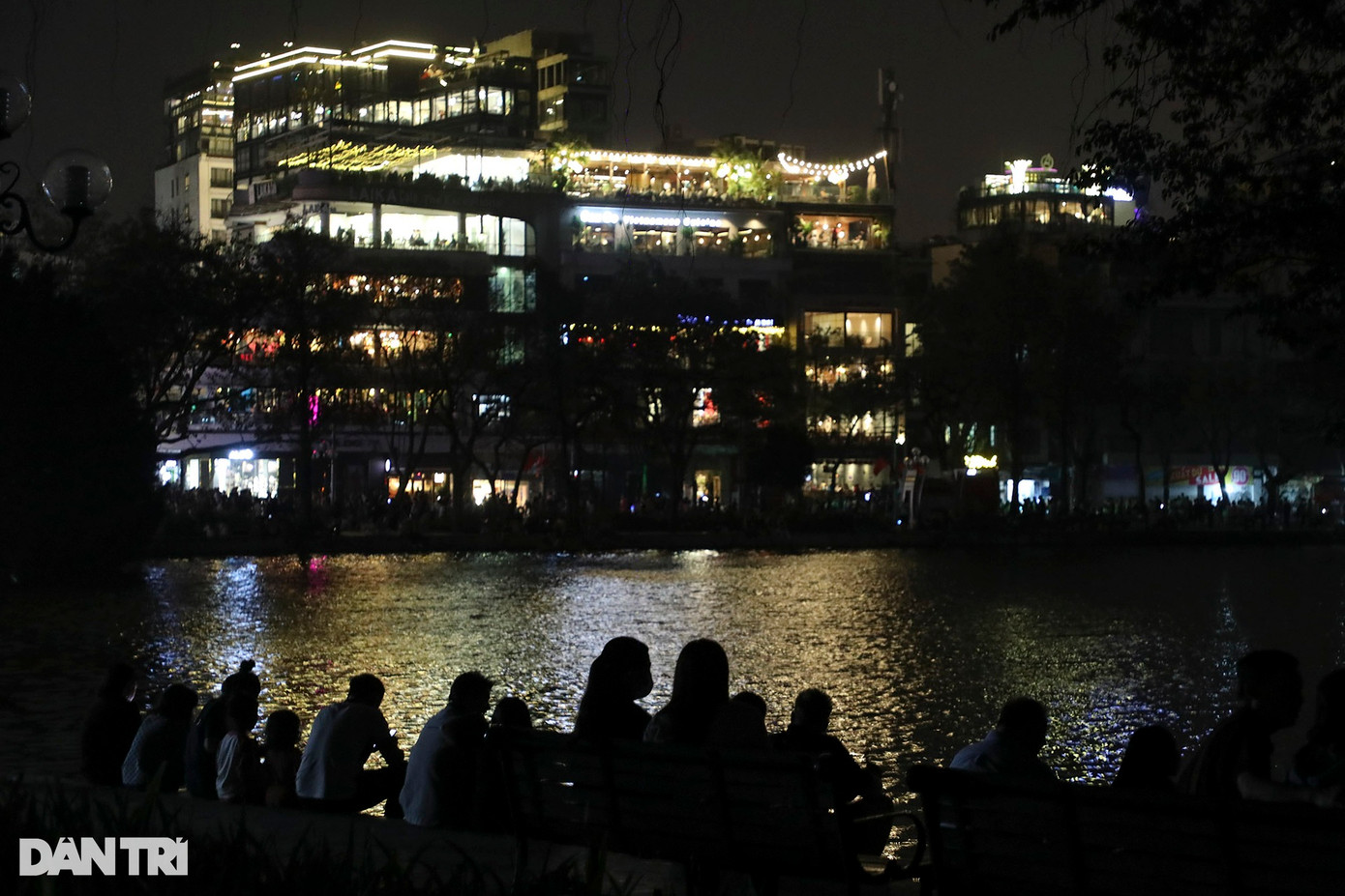 Những tòa nhà vẫn sáng đèn trong Giờ Trái đất tại phố Đinh Tiên Hoàng bên hồ Gươm. Những tòa nhà vẫn sáng đèn trong Giờ Trái đất tại phố Đinh Tiên Hoàng bên hồ Gươm.