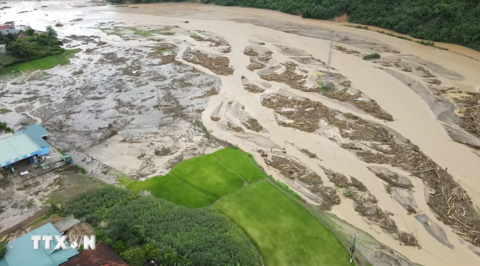 Lũ quét cuốn trôi nhiều ngôi nhà và hàng chục hecta lúa. (Ảnh: Xuân Tư/TTXVN)