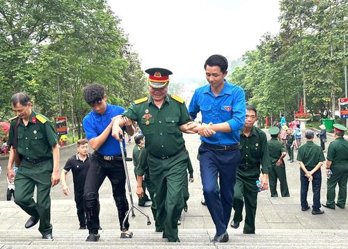 Lực lượng đoàn viên thanh niên tình nguyện cũng kịp thời hướng dẫn và giúp đỡ người dân, nhất là người già, trẻ em, người tàn tật di chuyển an toàn khi về với cội nguồn.