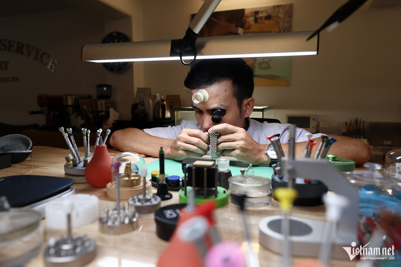 Công việc đòi hỏi trình độ kỹ thuật cao cùng sự tinh tế, cẩn thận trong từng chi tiết nhỏ. Đây không phải là việc ai cũng có thể làm được. Một khi đã quen với nhịp đập trái tim trong từng chiếc đồng hồ, rất khó có ai muốn dứt bỏ. Công việc đòi hỏi trình độ kỹ thuật cao cùng sự tinh tế, cẩn thận trong từng chi tiết nhỏ. Đây không phải là việc ai cũng có thể làm được. Một khi đã quen với nhịp đập trái tim trong từng chiếc đồng hồ, rất khó có ai muốn dứt bỏ.