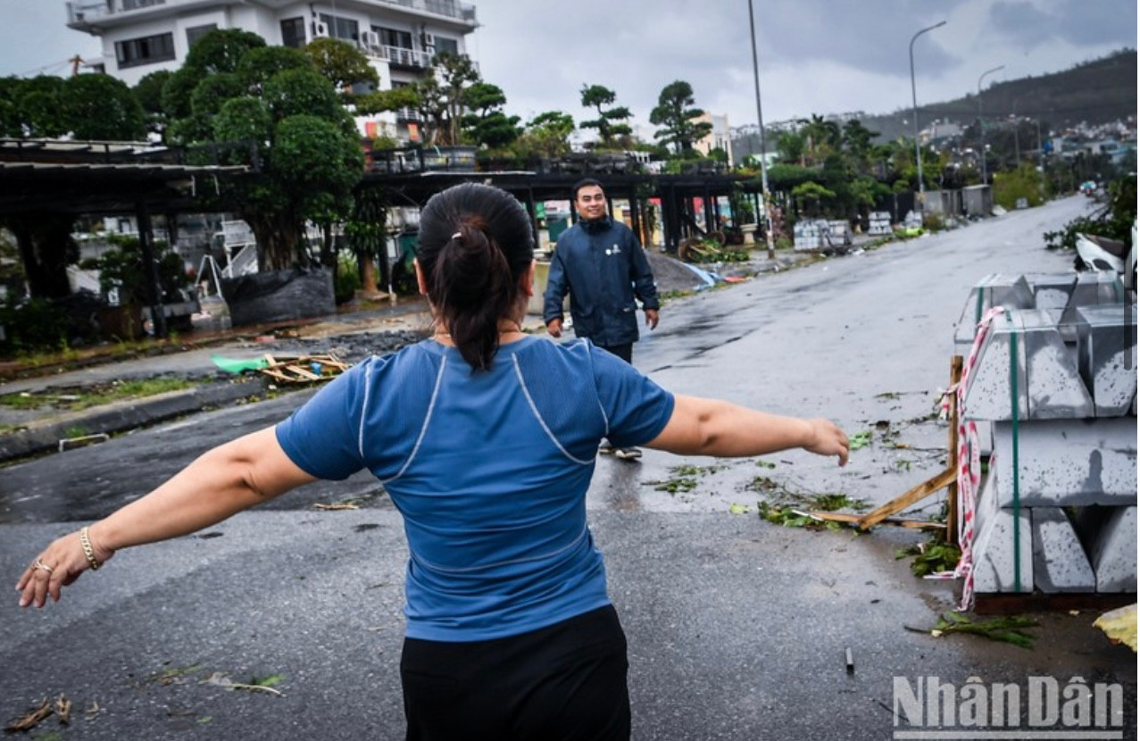 Khoảnh khắc vợ chồng người trở về từ biển khơi gặp lại nhau.