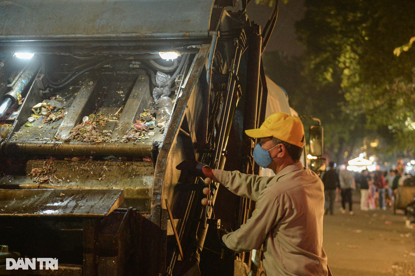 Do lượng rác thải lớn nên Xí nghiệp môi trường đô thị số 2, quận Hoàn Kiếm đã huy động thêm xe chở rác để việc dọn dẹp diễn ra nhanh chóng.