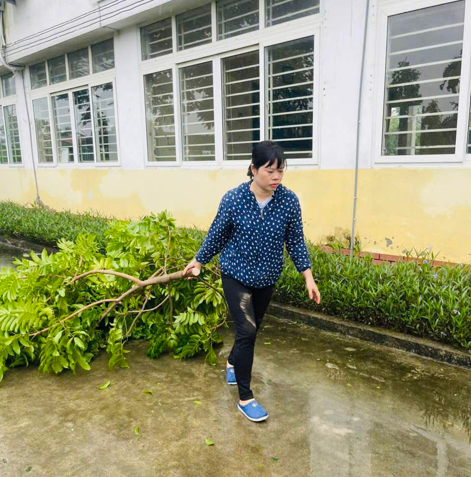 Thầy cô ở quận Hà Đông tích cực dọn dẹp trường lớp để đón học sinh đi học từ ngày mai