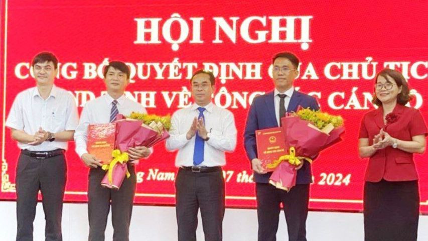 Ông Trần Anh Tuấn - Phó Chủ tịch UBND tỉnh Quảng Nam trao quyết định và tặng hoa cho hai tân Phó giám đốc Sở Y tế. Ảnh CTV