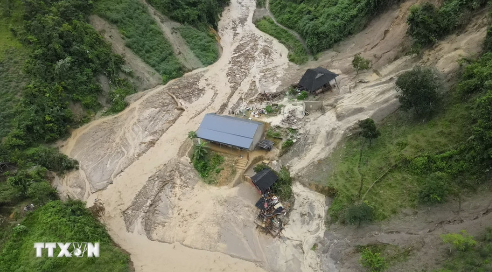 Lũ quét tràn qua các căn nhà. (Ảnh: Xuân Tư/TTXVN)