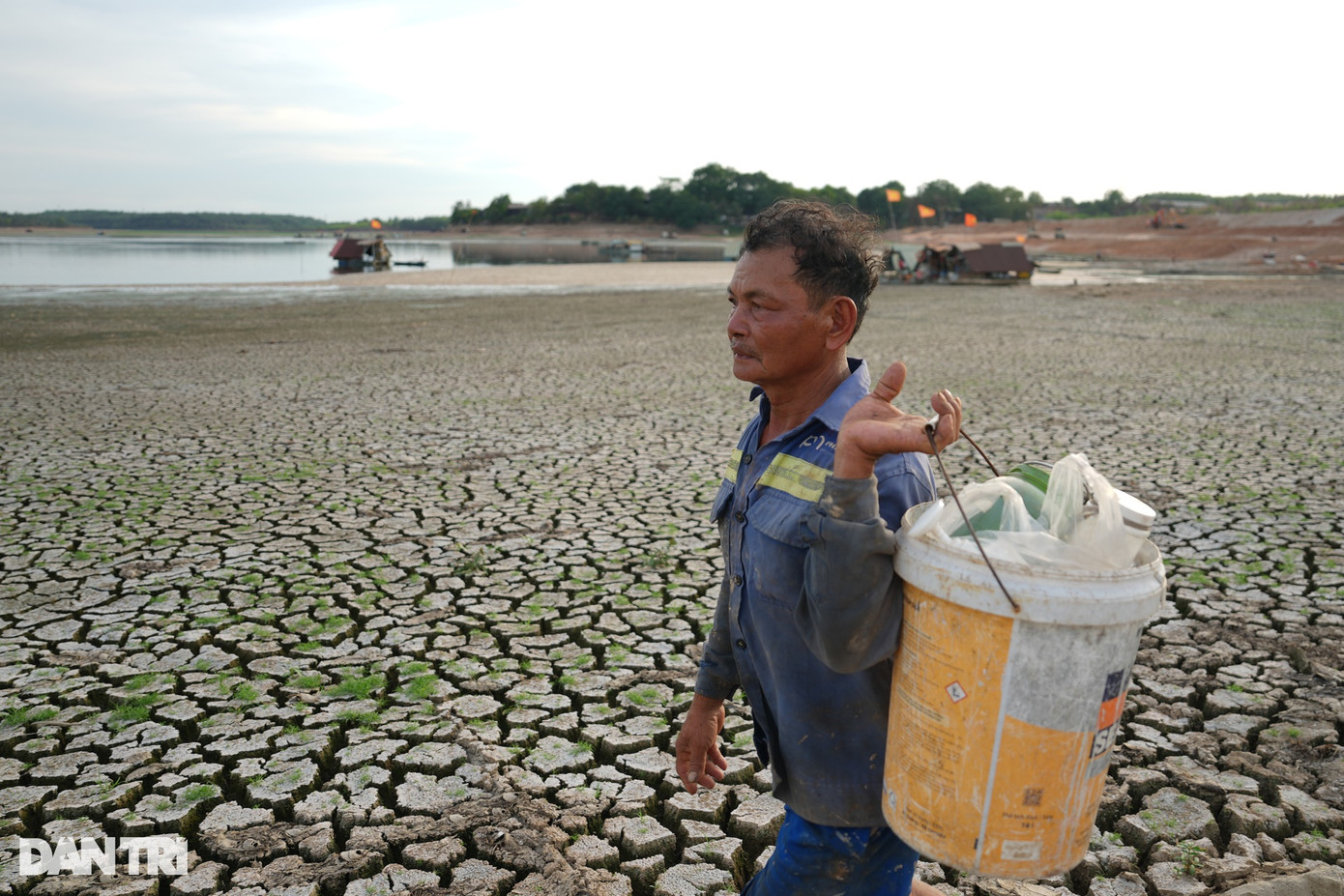 &quot;Cá chết nhiều nhất trong khoảng 2 tuần nay, nước cạn hết rồi cá sống sao nổi. Năm nay, hạn hán kéo dài, mọi năm đến mùa khô, tôi vẫn tắm và sinh hoạt bằng nước tại hồ này, năm nay mỗi khi đi tắm phải lội bộ ra tận đường lớn gần 500m để tắm nhờ&quot;, ông Nguyễn Sơn Hòa (68 tuổi) nói.
