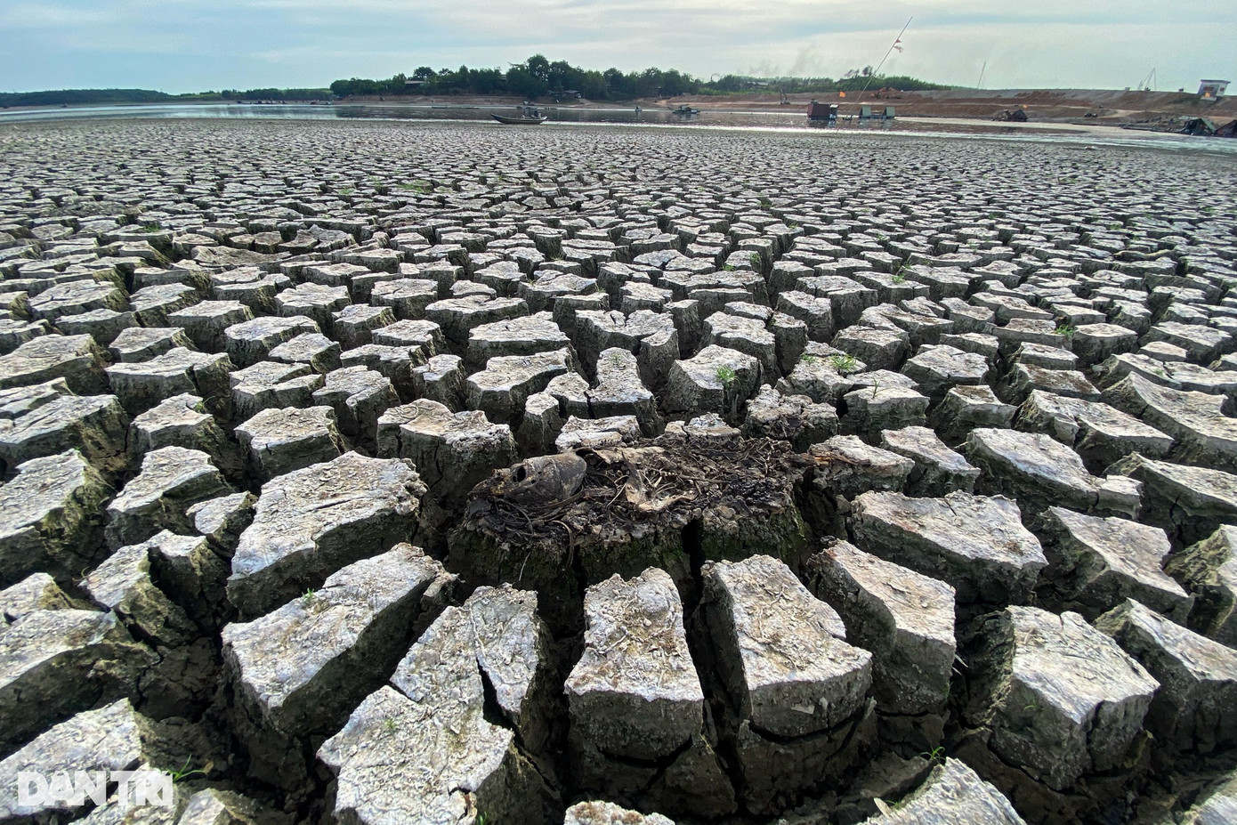 Hồ Sông Mây có diện tích hơn 300ha, là hồ chứa nước tưới tiêu cho khu vực huyện Trảng Bom và huyện Vĩnh Cửu, tỉnh Đồng Nai nhưng hiện tại đã cạn trơ đáy, đất dưới lòng hồ khô cằn, nứt nẻ.