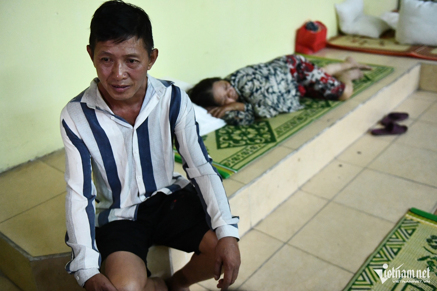 "Nước vẫn tiếp tục dâng, được chính quyền vận động nên chúng tôi nhanh chóng chuyển đến nơi an toàn để lánh nạn", người đàn ông nói. "Nước vẫn tiếp tục dâng, được chính quyền vận động nên chúng tôi nhanh chóng chuyển đến nơi an toàn để lánh nạn", người đàn ông nói.