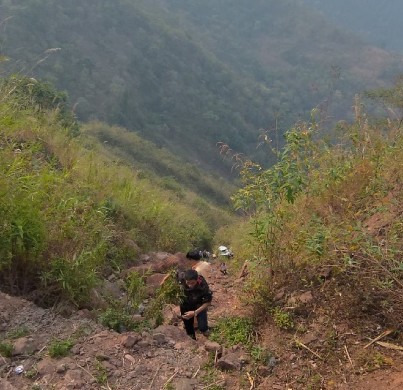 Vực sâu nơi ô tô lao xuống. Ảnh: Người dân cung cấp (VietNamNet)