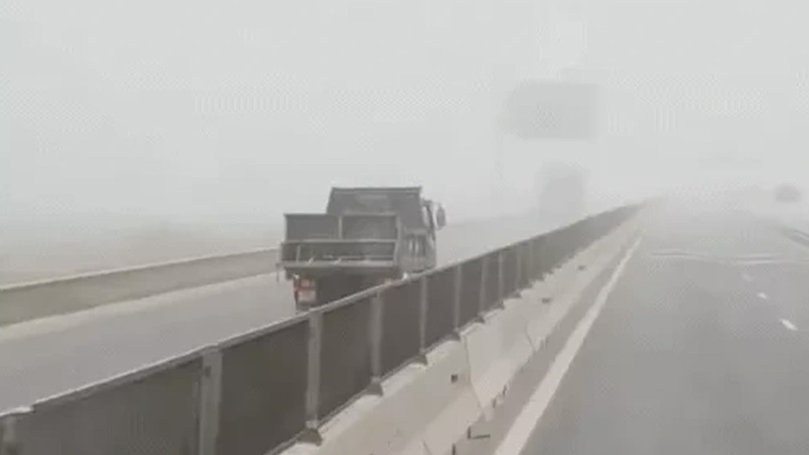 Chiếc xe tải lao ngược chiều trên cao tốc trong tình trạng sương mù dày đặc (Ảnh cắt từ clip). Chiếc xe tải lao ngược chiều trên cao tốc trong tình trạng sương mù dày đặc (Ảnh cắt từ clip).