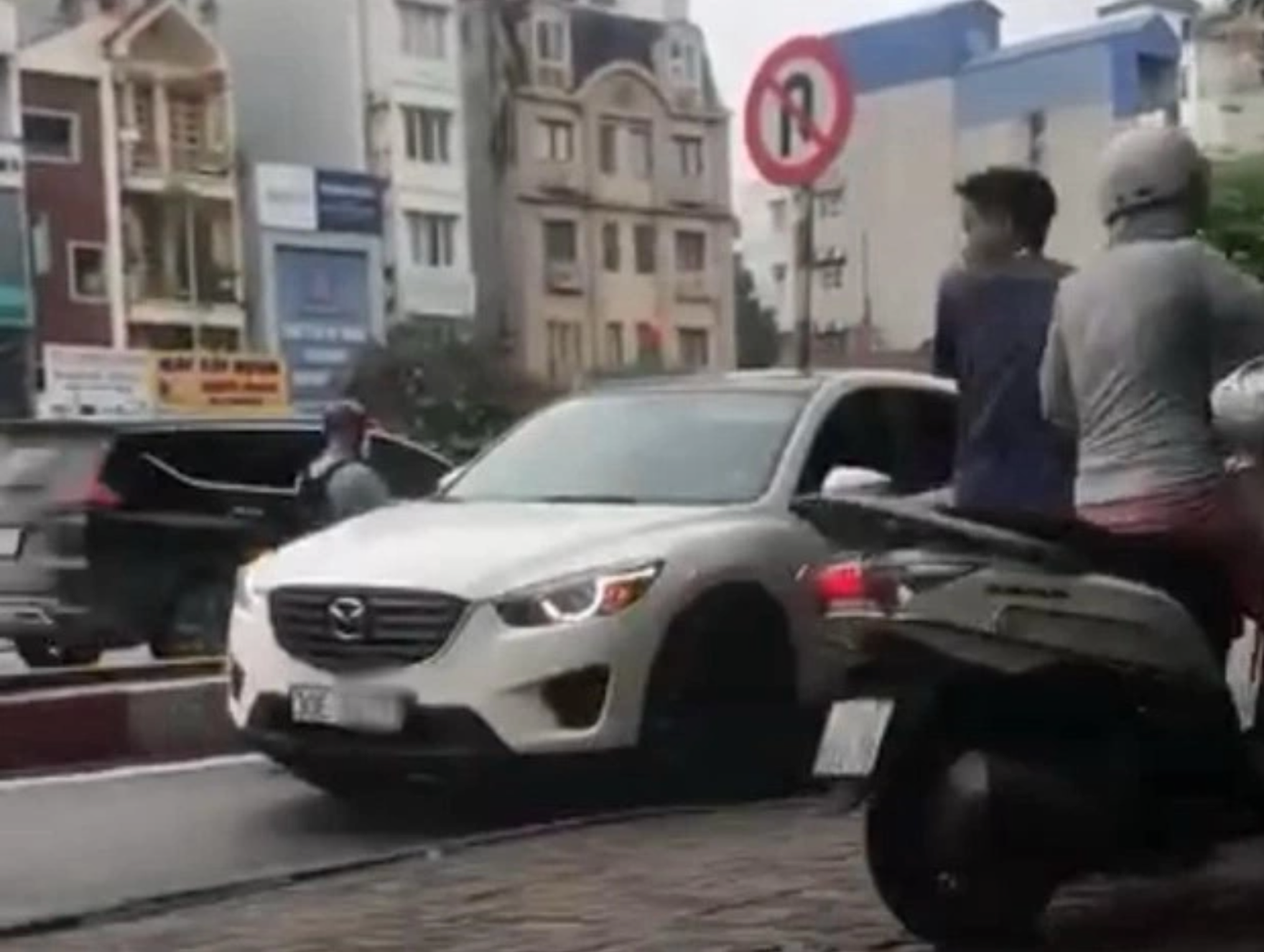 Ô tô do chị T. điều khiển đi ngược chiều đường Trường Chinh. Ảnh chụp màn hình Ô tô do chị T. điều khiển đi ngược chiều đường Trường Chinh. Ảnh chụp màn hình