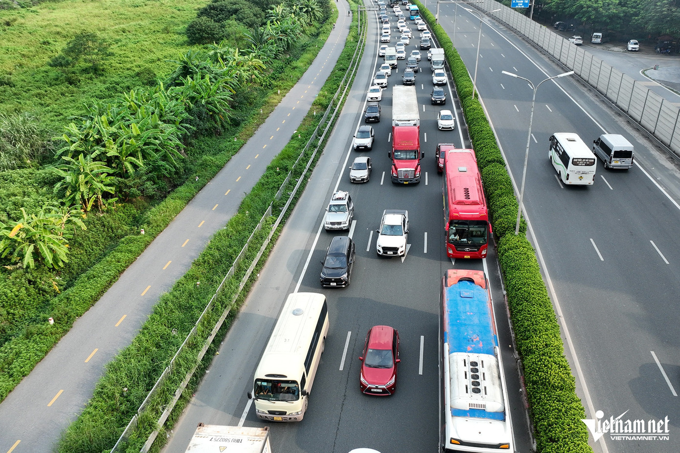 Ghi nhận tại cửa ngõ phía nam Hà Nội vào lúc 16h, hàng ô tô dài gần 3km ùn ùn vào trung tâm thành phố.