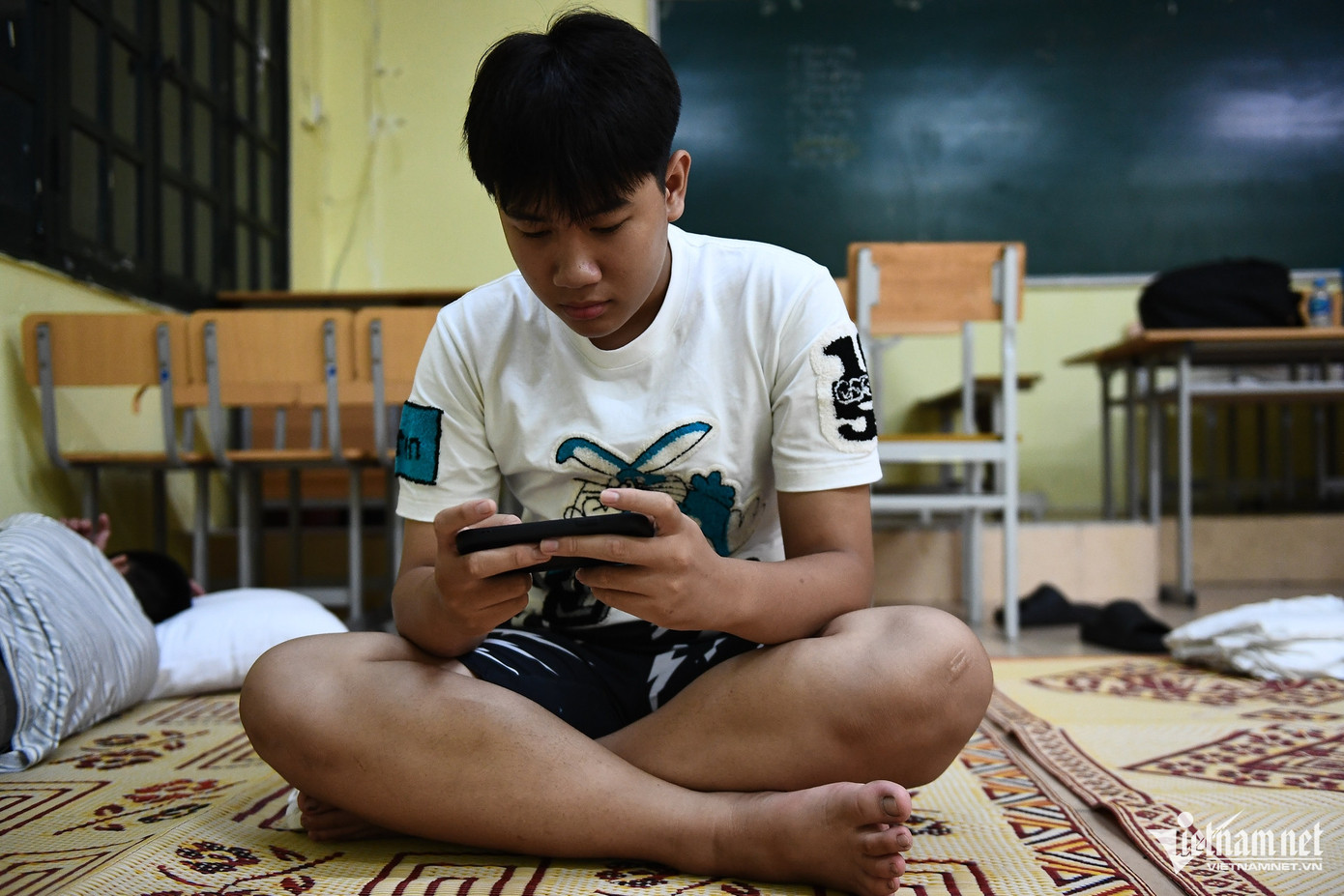 Tại điểm tránh ngập, người dân sẽ được phát bánh, sữa, cơm và nước sạch trong thời gian ở đây. UBND quận Ba Đình cũng chuẩn bị đầy đủ chăn, gối, chiếu... phục vụ bà con trong thời điểm căng thẳng này. Tại điểm tránh ngập, người dân sẽ được phát bánh, sữa, cơm và nước sạch trong thời gian ở đây. UBND quận Ba Đình cũng chuẩn bị đầy đủ chăn, gối, chiếu... phục vụ bà con trong thời điểm căng thẳng này.