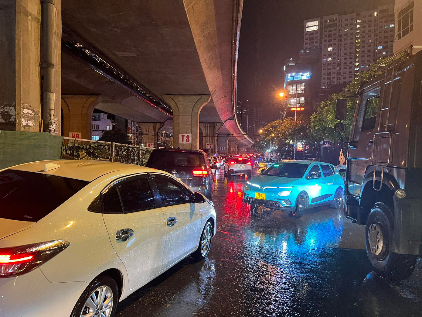 Ngập tại chân cầu Vĩnh Tuy lúc 24h khiến giao thông ùn tắc Ngập tại chân cầu Vĩnh Tuy lúc 24h khiến giao thông ùn tắc