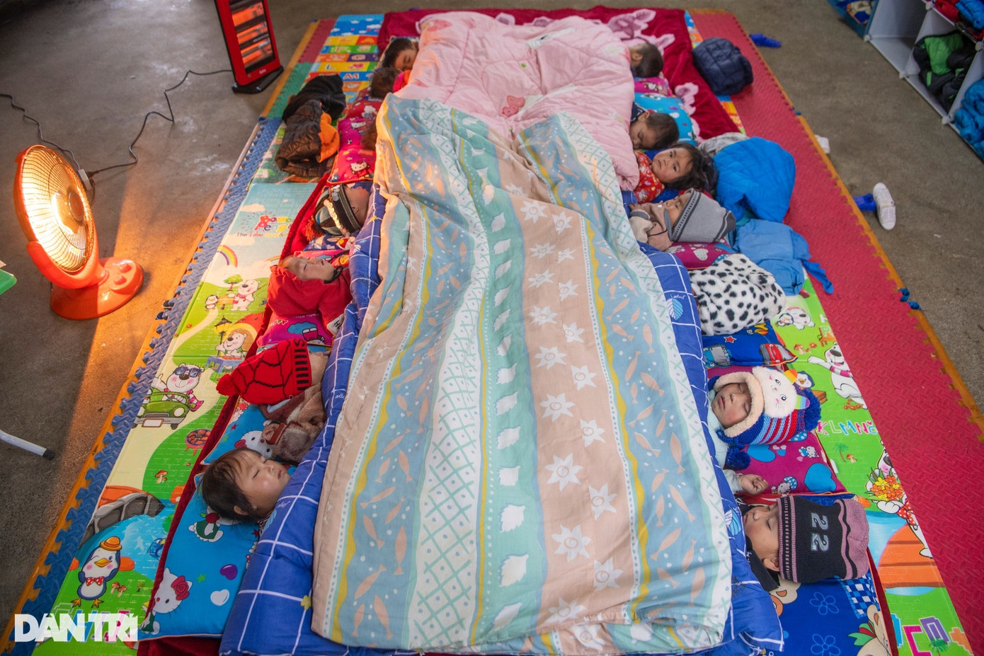 Nhà trường tạo điều kiện tốt nhất có thể để đảm bảo học sinh được giữ ấm trong môi trường nhiệt độ thấp. Nhiều gia đình không đủ điều kiện, thiếu thốn, không có tất, có khăn cũng được trường hỗ trợ khi tới lớp học. Nhà trường tạo điều kiện tốt nhất có thể để đảm bảo học sinh được giữ ấm trong môi trường nhiệt độ thấp. Nhiều gia đình không đủ điều kiện, thiếu thốn, không có tất, có khăn cũng được trường hỗ trợ khi tới lớp học.