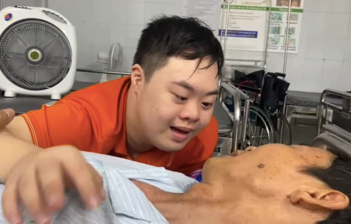 Cậu bé Bảo Sơn trò chuyện cùng bố bên giường bệnh. Ảnh cắt từ clip gia đình cung cấp