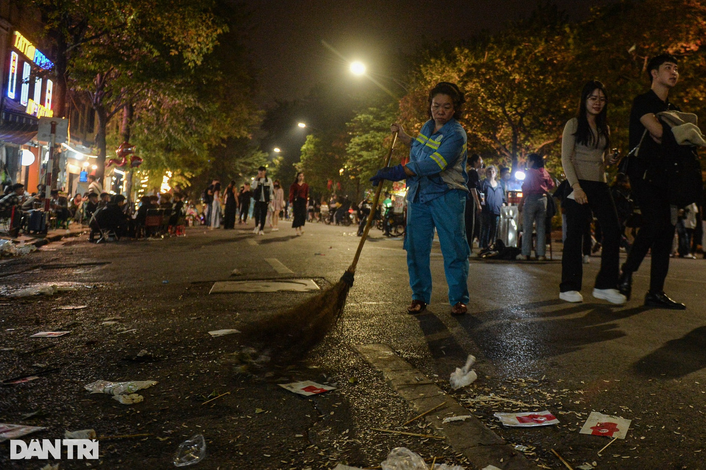 Khi người dân trở về nhà cũng là lúc các lao công bắt đầu vất vả dọn dẹp rác để làm sạch trên các con phố đi bộ quanh hồ Gươm.