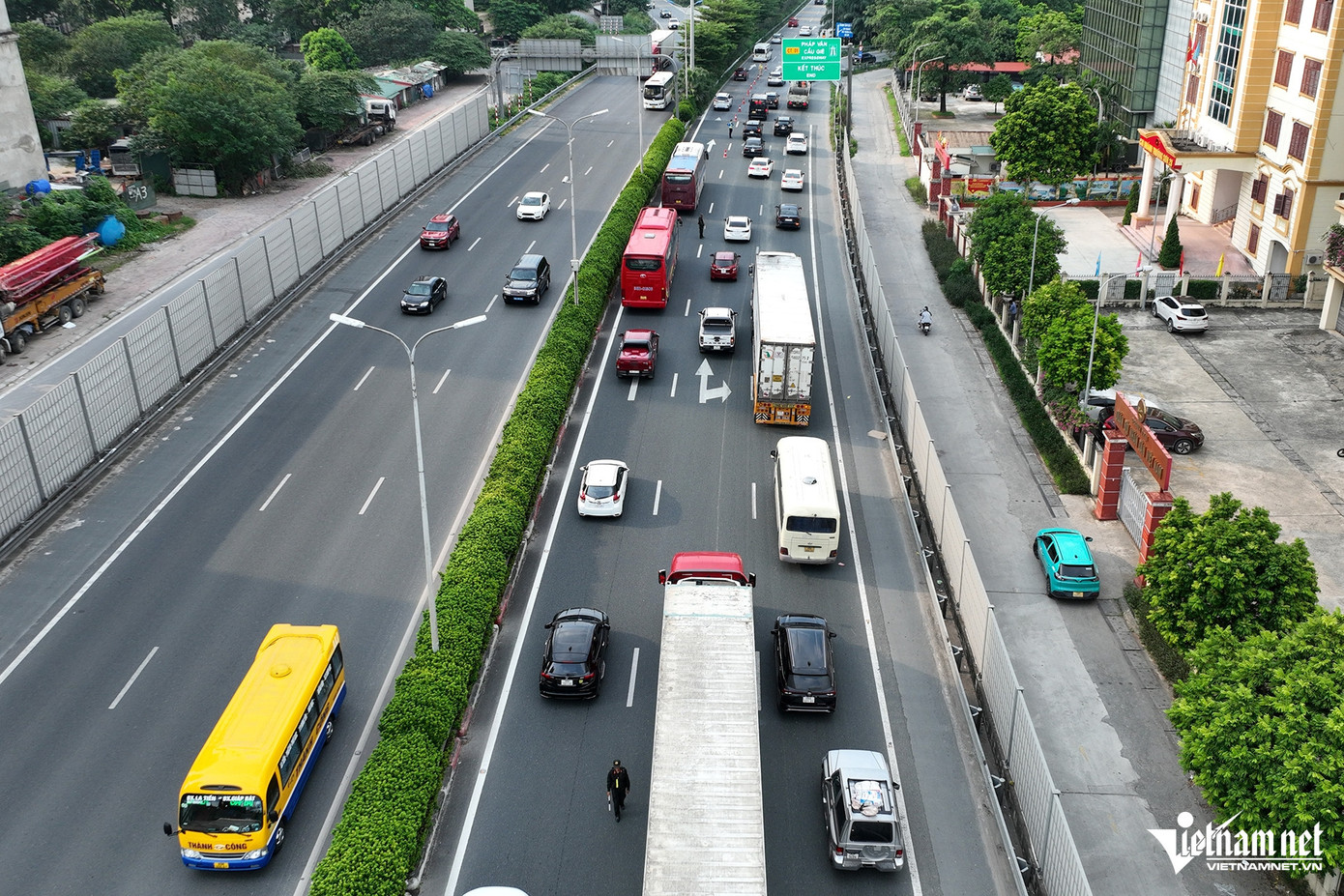 Đội Tuần tra kiểm soát giao thông đường bộ cao tốc số 3 (Cục CSGT) đã bố trí tổ công tác đi mô tô đặc chủng tuần tra lưu động ngăn ô tô đi vào làn khẩn cấp tại đoạn cuối tuyến.