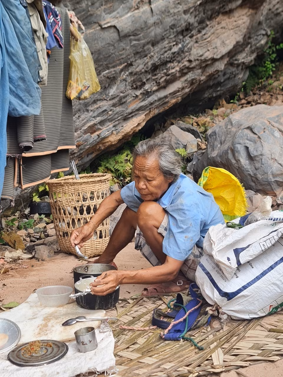 Ông Nê nấu cơm ăn cùng muối