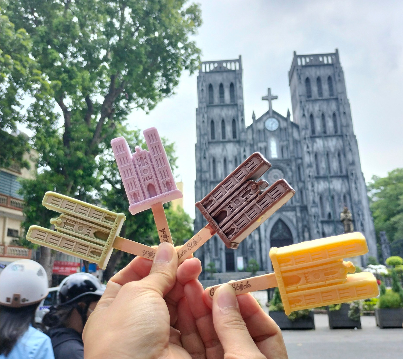 Thời gian gần đây, du khách đến với Thủ đô bị thu hút bởi những que kem in hình các địa danh nổi tiếng ở Hà Nội được bày bán trên các xe lưu động.