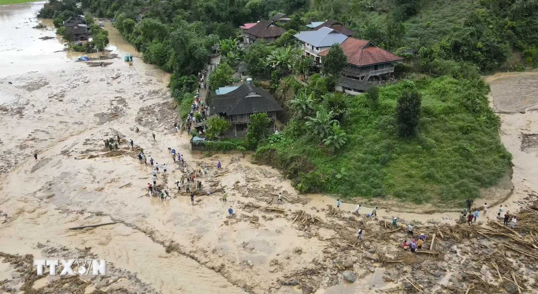 Hiện trường sau trận lũ quét tại Mường Pồn. (Ảnh: Xuân Tư/TTXVN)