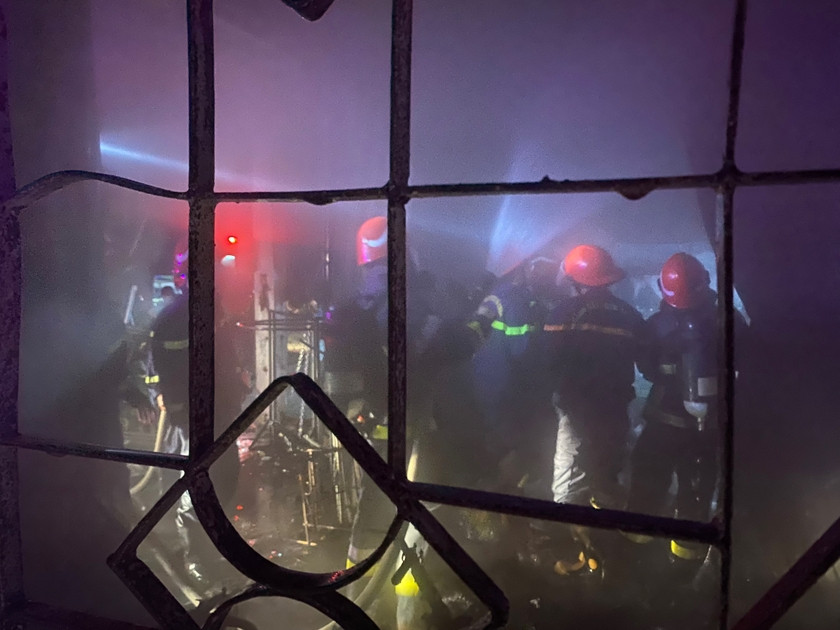 Khói đen bao trùm phòng trọ lúc nửa đêm. Ảnh: Hoàng Thanh (Báo Gia Lai) Khói đen bao trùm phòng trọ lúc nửa đêm. Ảnh: Hoàng Thanh (Báo Gia Lai)