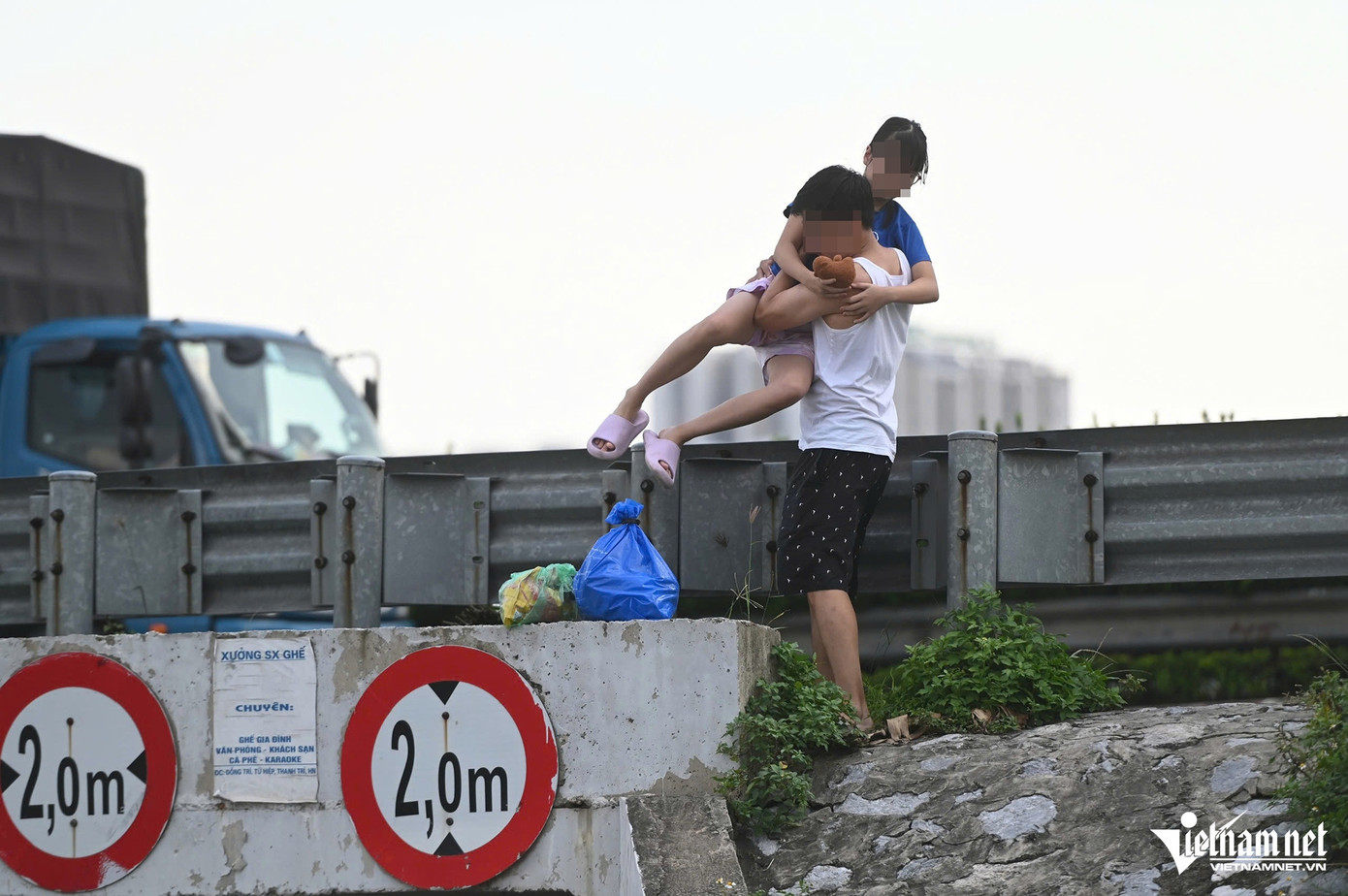 Do ùn tắc, hành khách này đã quyết định xuống xe ở ngang đường rồi vượt rào cao tốc để xuống đường gom.