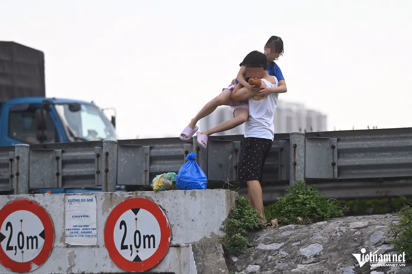 Do ùn tắc, hành khách này đã quyết định xuống xe ở ngang đường rồi vượt rào cao tốc để xuống đường gom.