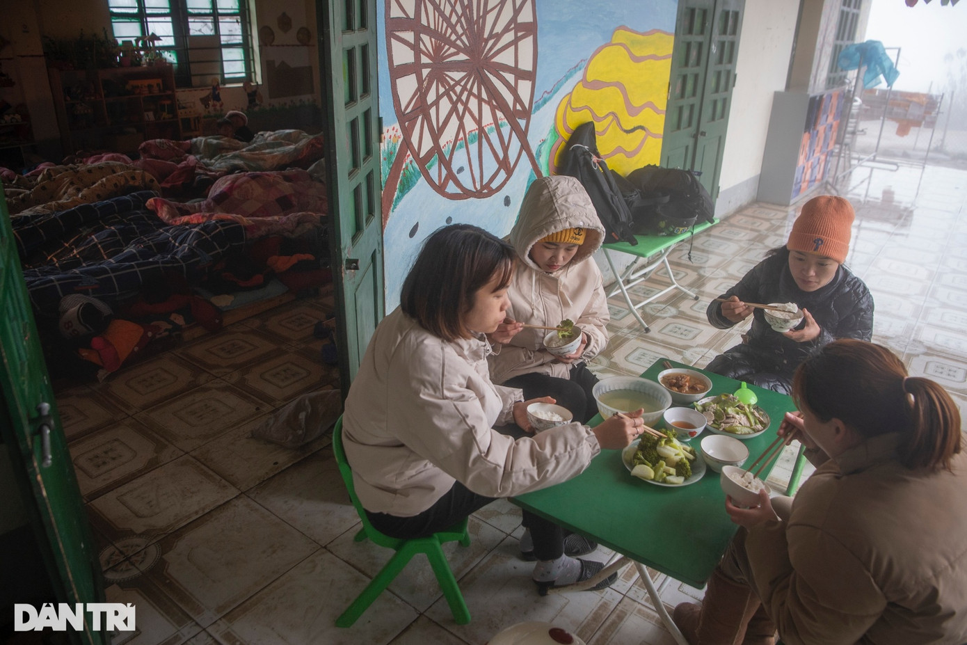 Bữa trưa đạm bạc của các giáo viên điểm trường Ngải Thầu dưới thời tiết khoảng -3 độ C. Bát canh còn nóng từ trong bếp đem ra nhưng vừa đưa ra bàn được một lúc thì đã nguội lạnh. Bữa trưa đạm bạc của các giáo viên điểm trường Ngải Thầu dưới thời tiết khoảng -3 độ C. Bát canh còn nóng từ trong bếp đem ra nhưng vừa đưa ra bàn được một lúc thì đã nguội lạnh.