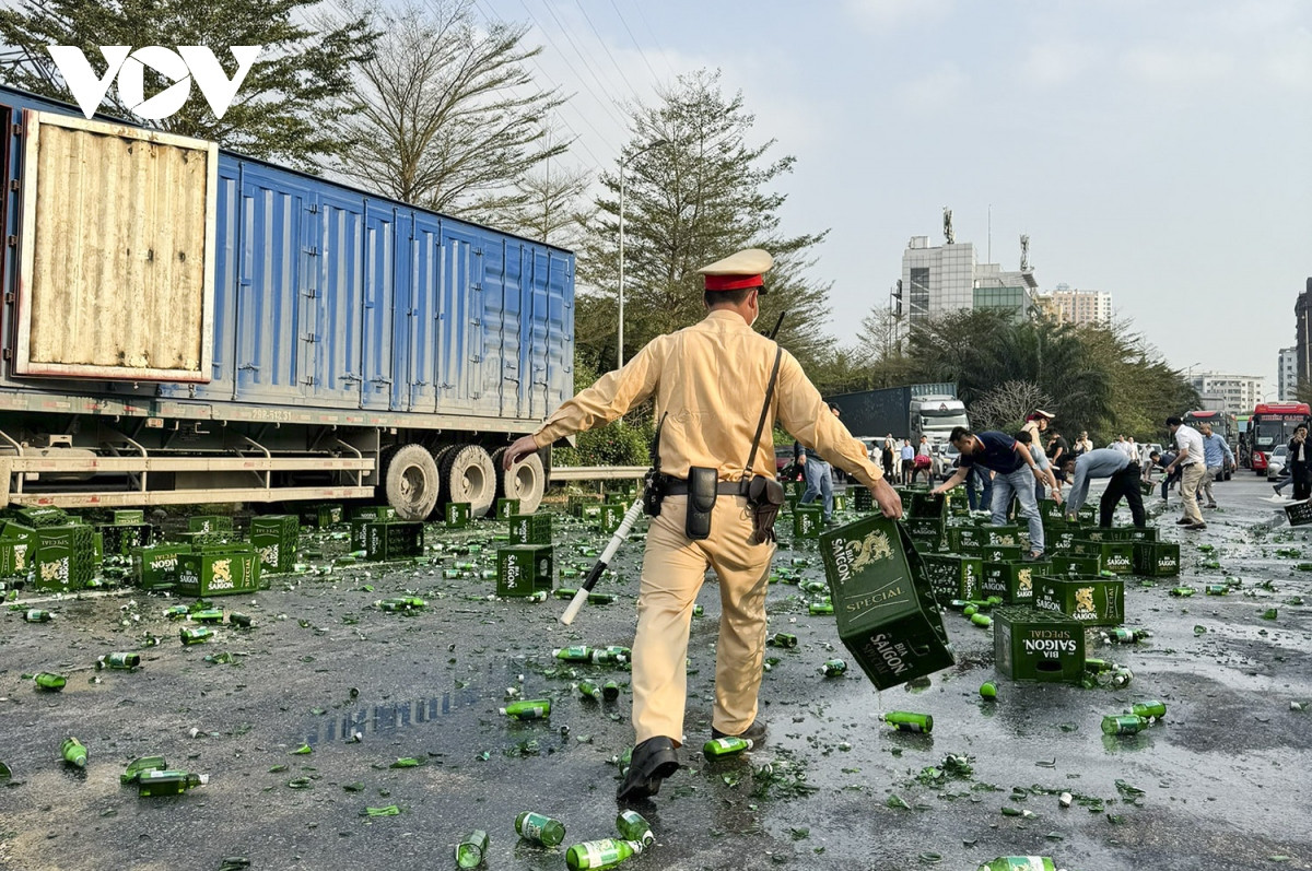 Đội Cảnh sát giao thông đường bộ số 14 đã huy động 2 tổ tuần tra kiểm soát với 8 cán bộ chiến sĩ tới hiện trường để hỗ trợ phân luồng và dọn dẹp cùng người dân. Đội Cảnh sát giao thông đường bộ số 14 đã huy động 2 tổ tuần tra kiểm soát với 8 cán bộ chiến sĩ tới hiện trường để hỗ trợ phân luồng và dọn dẹp cùng người dân.