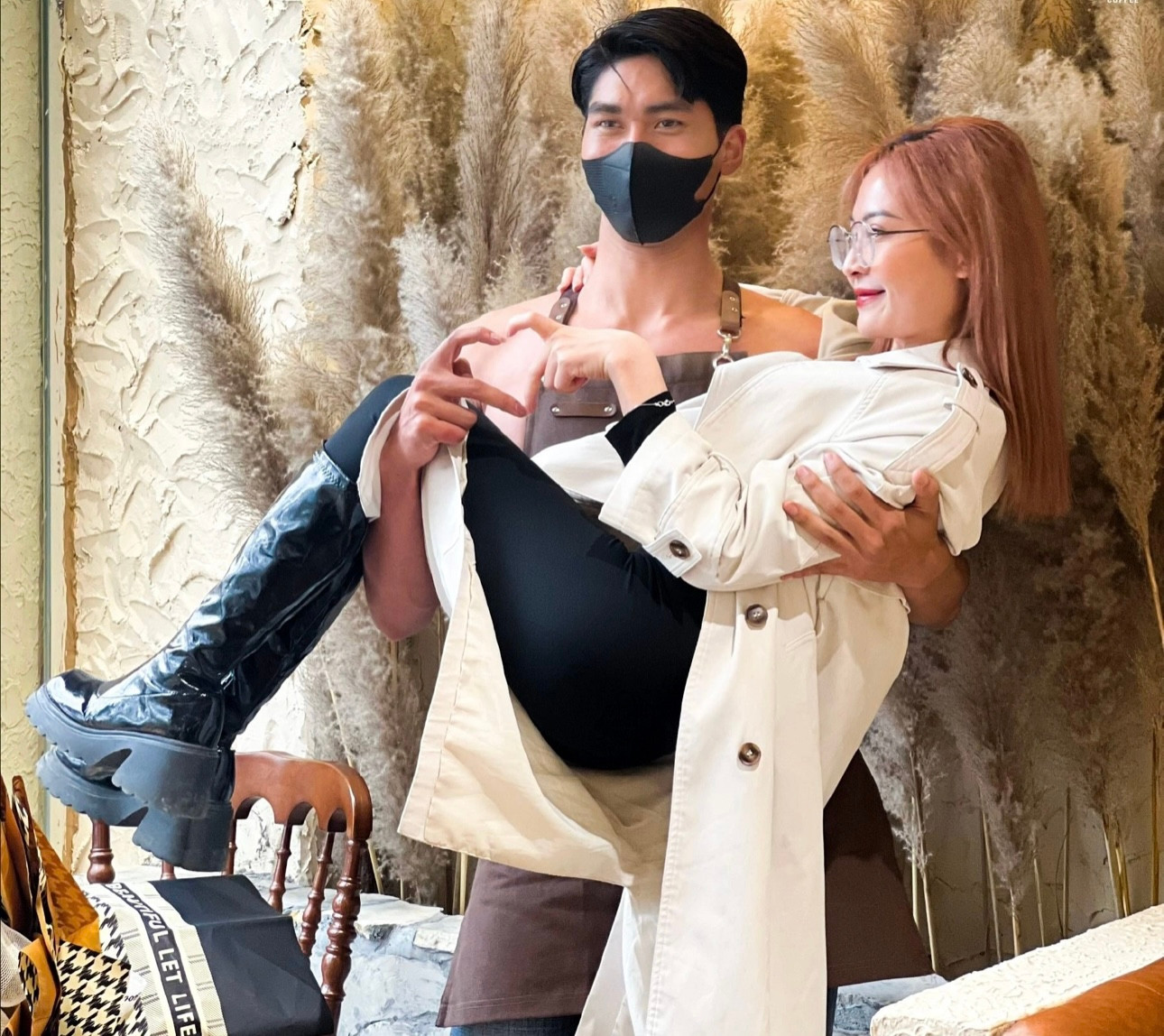 Nhiều khách thích thú chụp ảnh với nhân viên nam tại quán (Ảnh: Quán cà phê A.C) Nhiều khách thích thú chụp ảnh với nhân viên nam tại quán (Ảnh: Quán cà phê A.C)