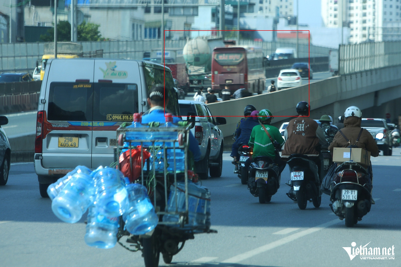 Nhóm người đi bộ vào đường cao tốc để đón xe khách. Ảnh: Đình Hiếu