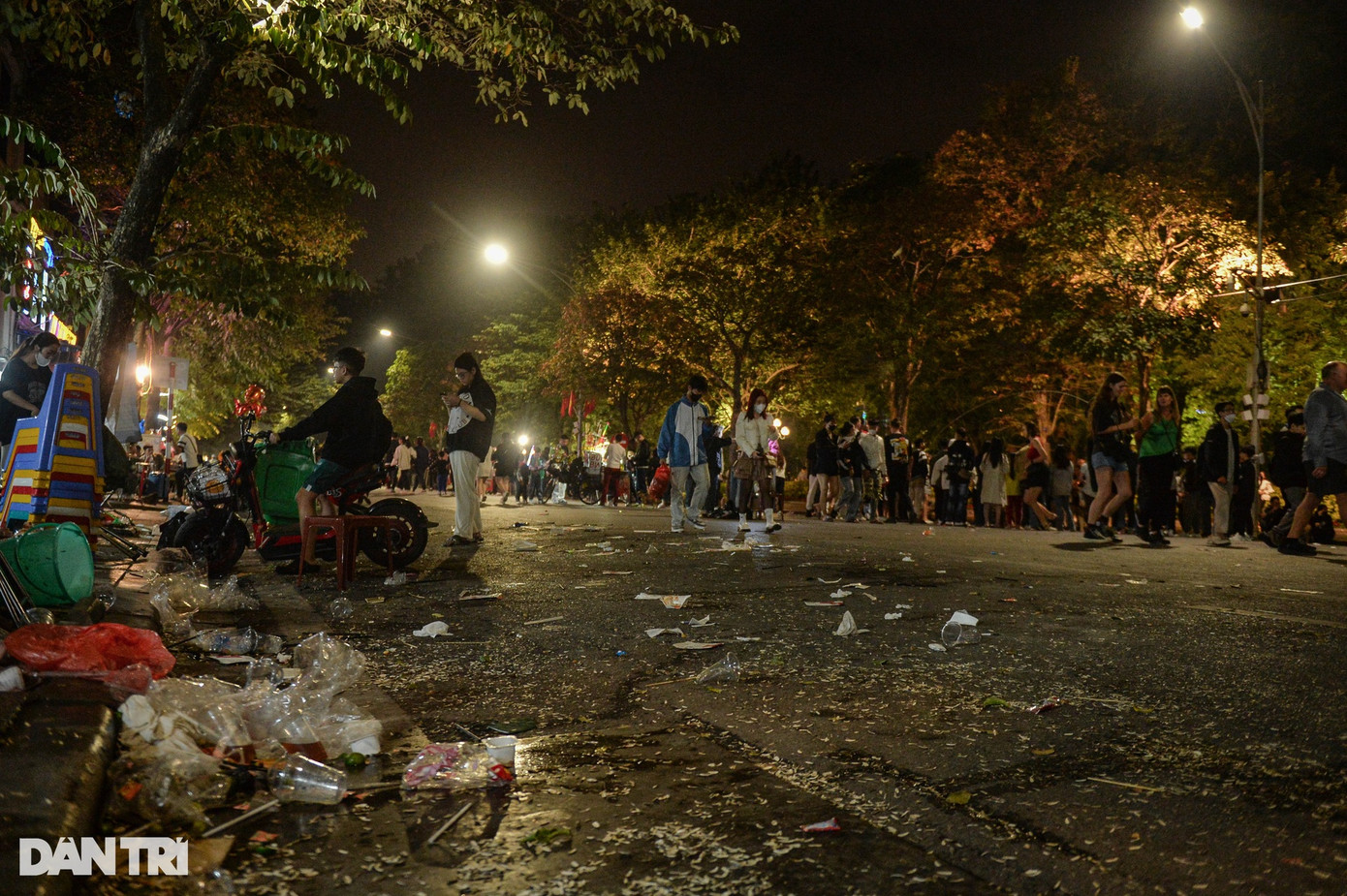 Những quán ăn, hàng nước dọc vỉa hè phố đi bộ Đinh Tiên Hoàng ngập trong rác.