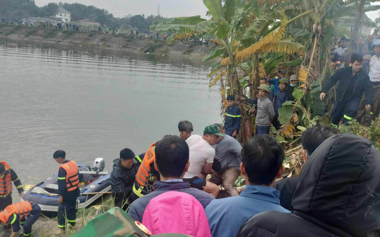 Thi thể nạn nhân được đưa lên bờ. Ảnh: Minh Nguyễn