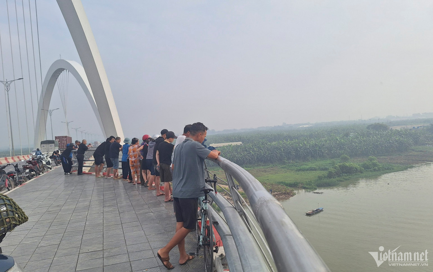 Nhiều người dân hiếu kỳ đứng trên cầu theo dõi sự việc. Nhiều người dân hiếu kỳ đứng trên cầu theo dõi sự việc.