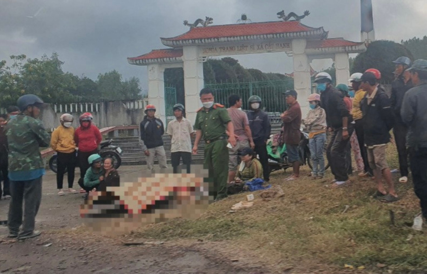 Lực lượng chức năng điều tra vụ tai nạn (Ảnh: Diễm Phúc).