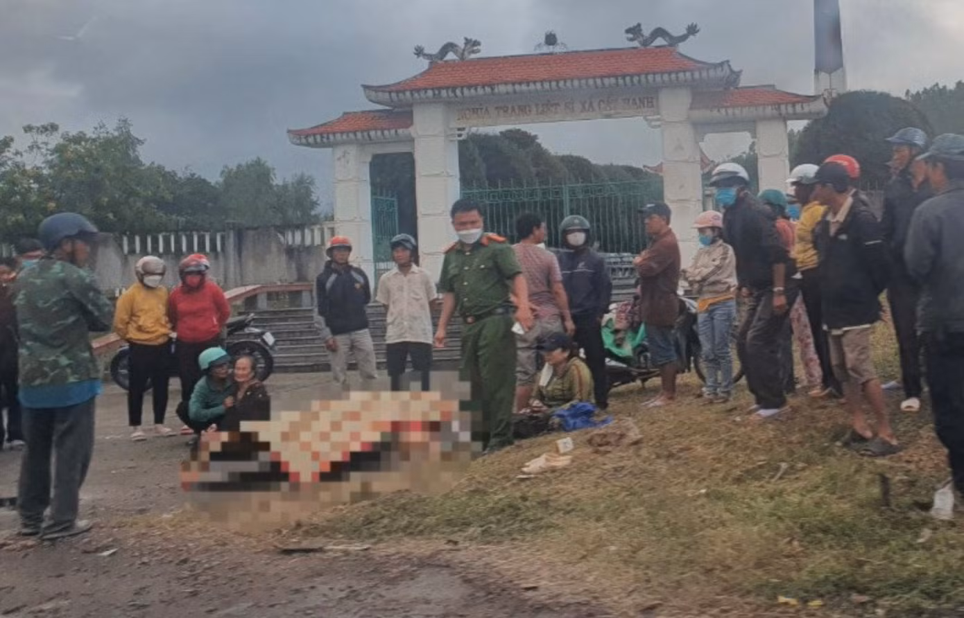 Lực lượng chức năng điều tra vụ tai nạn (Ảnh: Diễm Phúc). Lực lượng chức năng điều tra vụ tai nạn (Ảnh: Diễm Phúc).