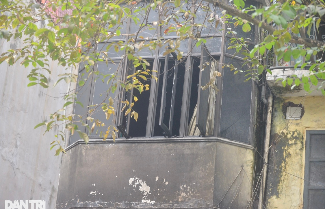 Tầng 3 ngôi nhà có cửa sổ kính mở trực tiếp ra mặt tiền.