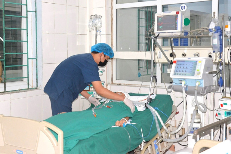 Em L.T.B đang được cấp cứu tại Bệnh viện Đa khoa tỉnh Hà Giang.