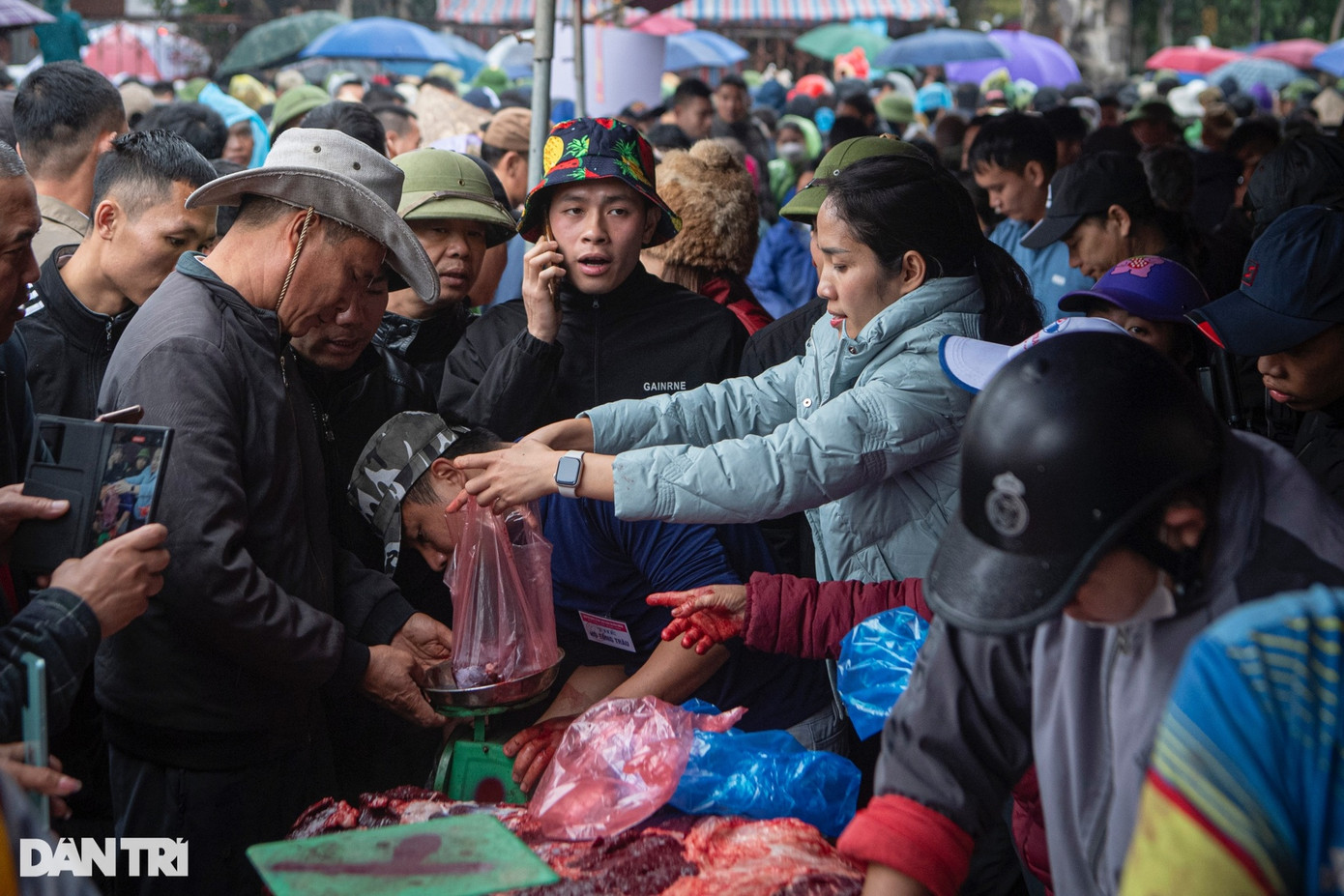 Một số khách nhanh chóng mua thịt trâu mang về với hy vọng một năm mới gặp nhiều may mắn và mạnh khỏe.