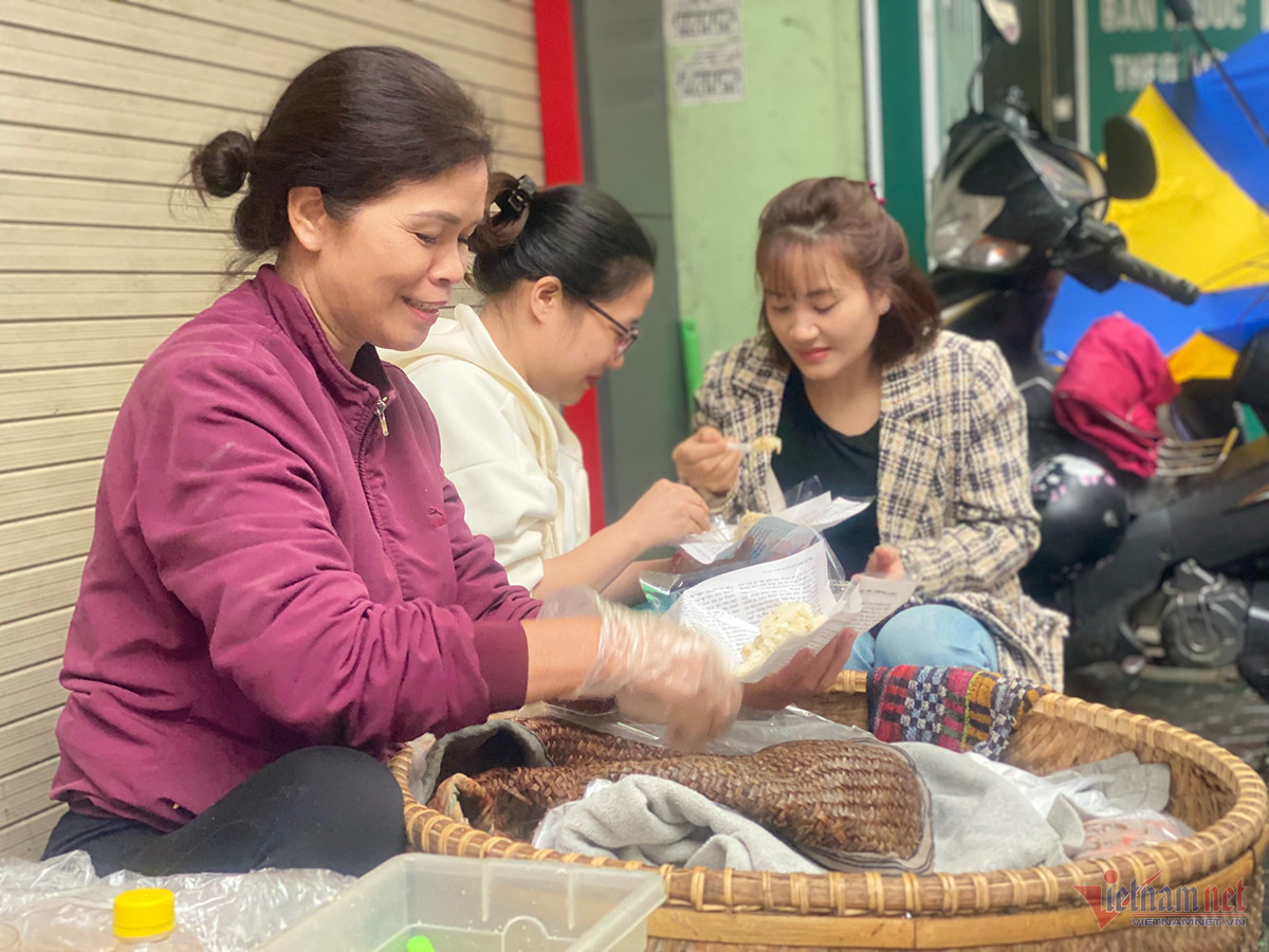 Gánh xôi của chị Mai được nhiều khách hàng ưa chuộng. Gánh xôi của chị Mai được nhiều khách hàng ưa chuộng.