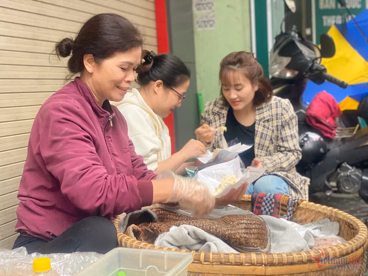 Gánh xôi của chị Mai được nhiều khách hàng ưa chuộng.