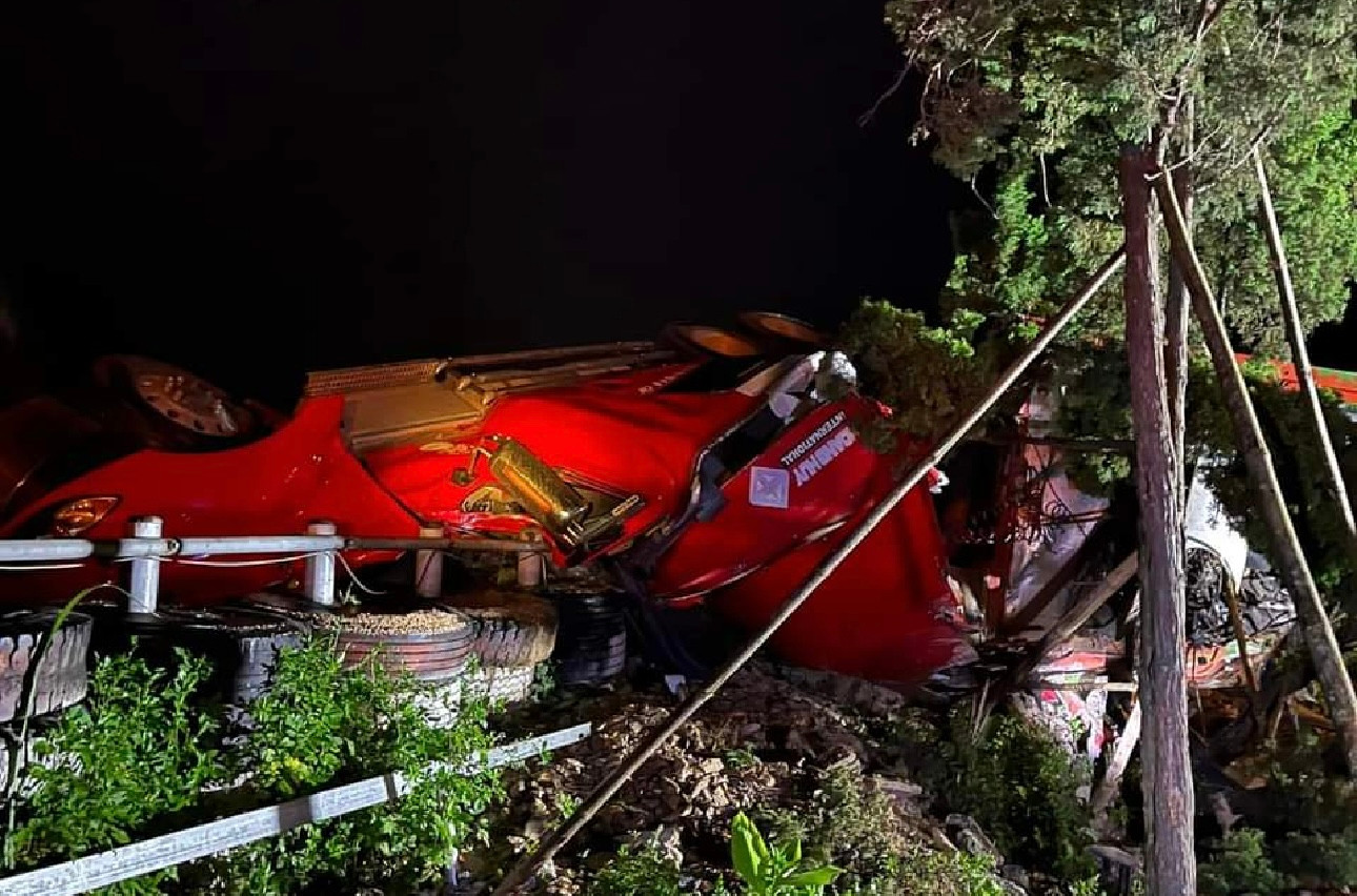 Cabin xe bẹp dúm khiến 2 người trên xe mắc kẹt. (Ảnh: MXH)