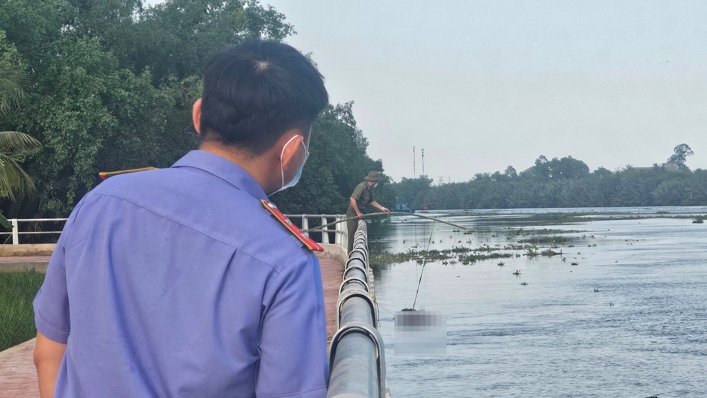 Lực lượng chức năng tỉnh Long An đang điều tra nguyên nhân tử vong của một người đàn ông Lực lượng chức năng tỉnh Long An đang điều tra nguyên nhân tử vong của một người đàn ông