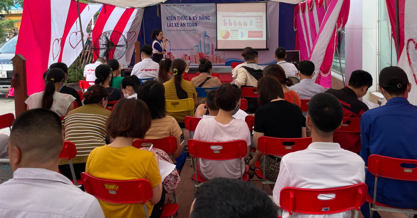 Nhân viên tại cửa hàng đã hướng dẫn khách hàng tham gia buổi tập huấn nắm chắc các kiến thức, kỹ năng lái xe an toàn.