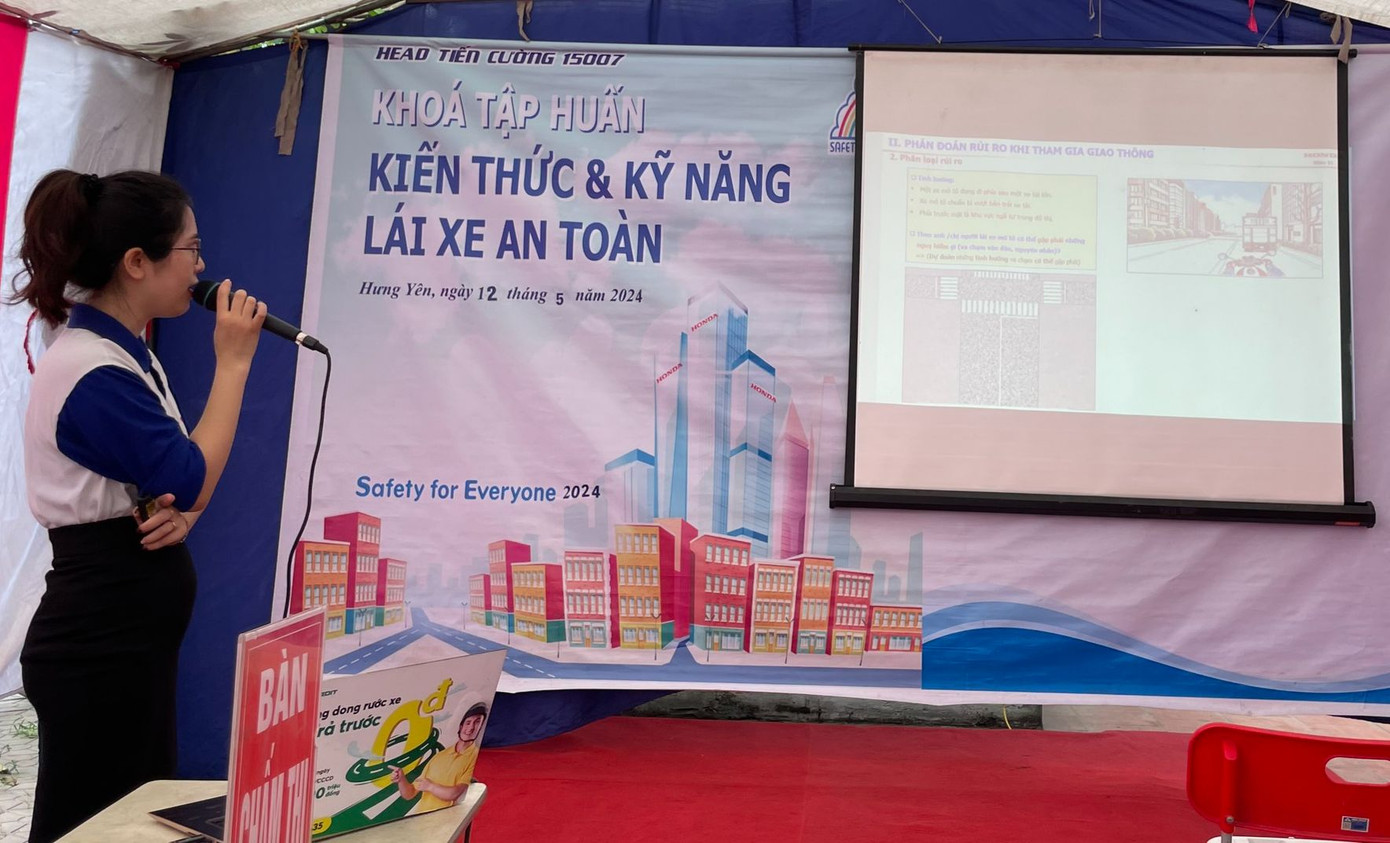 Buổi "Tập huấn kiến thức và kỹ năng Lái xe an toàn" gồm: phần đào tạo lý thuyết và phần hướng dẫn thực hành.