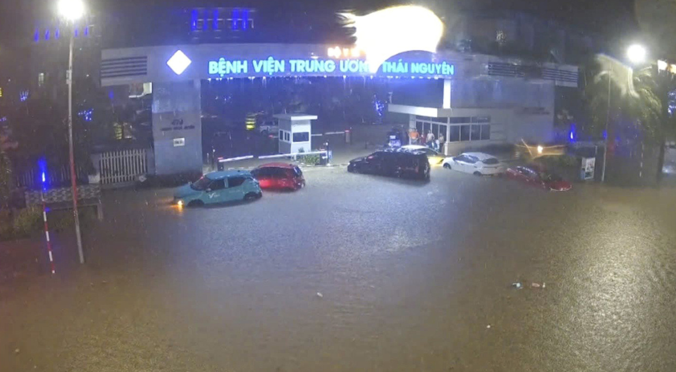 Tại khu vực Bệnh viện Đa khoa Thái Nguyên, nước ngập sâu khiến các phương tiện không thể lưu thông. Ảnh: Vân Trường.